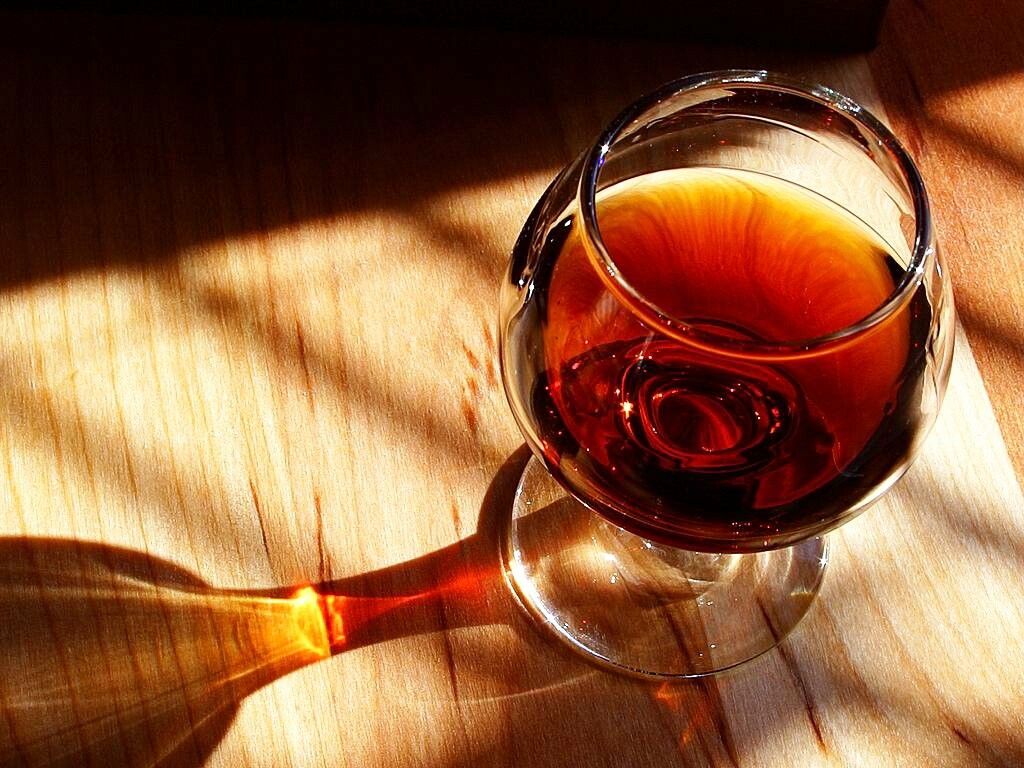 Renunta la bere si incerca un pahar de vin! Vezi care sunt avantajele