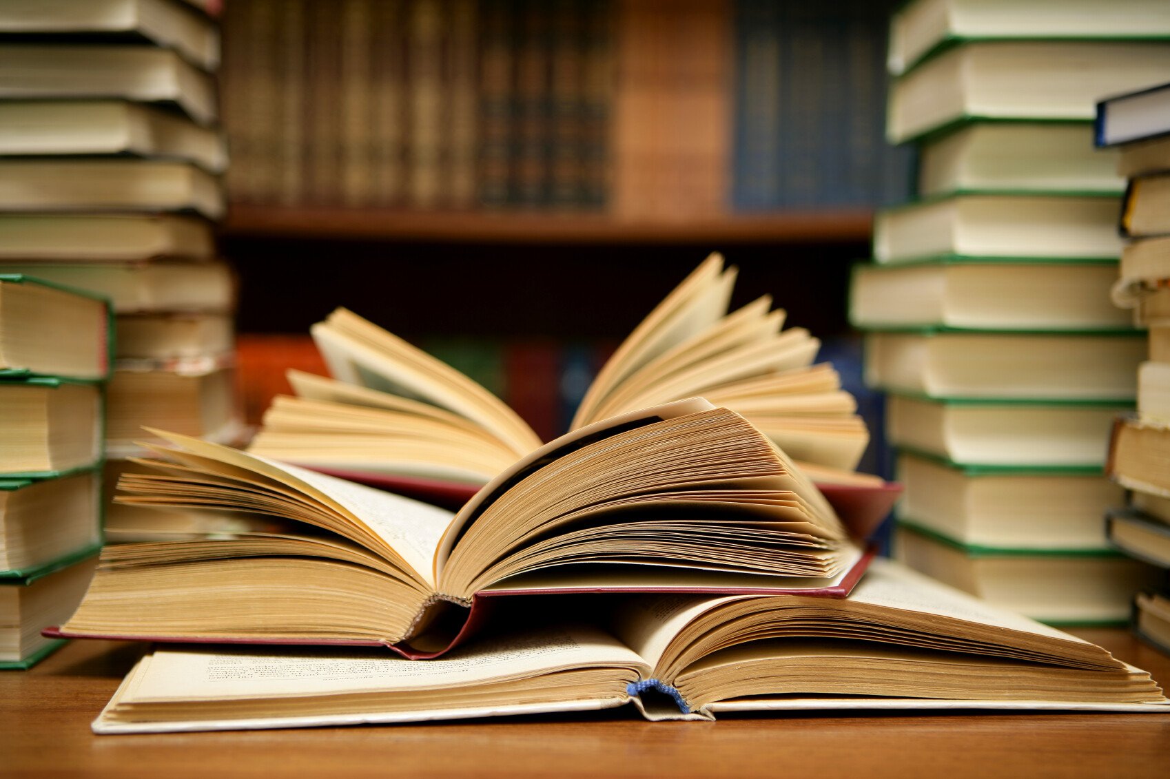 10 scriitori romani care ar trebui sa fie VEDETE