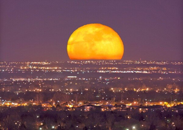 Cea mai mare LUNA PLINA din 2012: Cum s-a vazut rasaritul satelitului natural al Pamantului! FOTO
