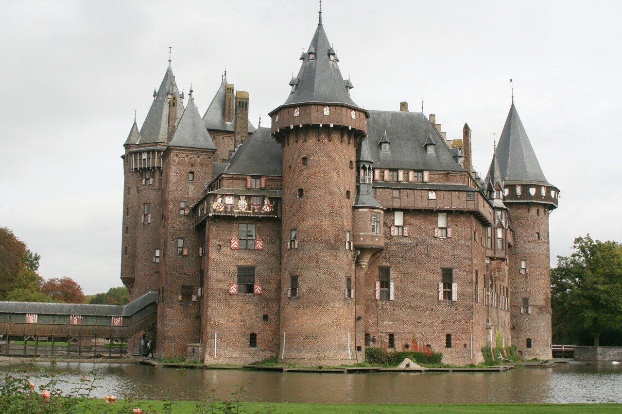 Cat costa un castel medieval in Romania! VIDEO