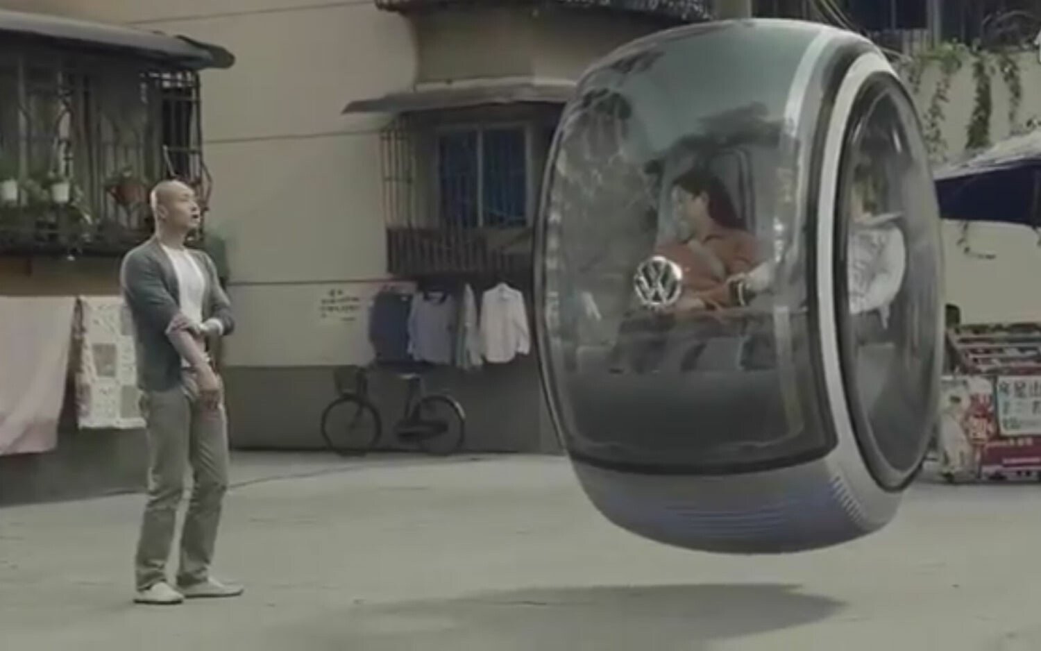 ASTA ESTE masina viitorului! Are doua locuri si planeaza! VIDEO