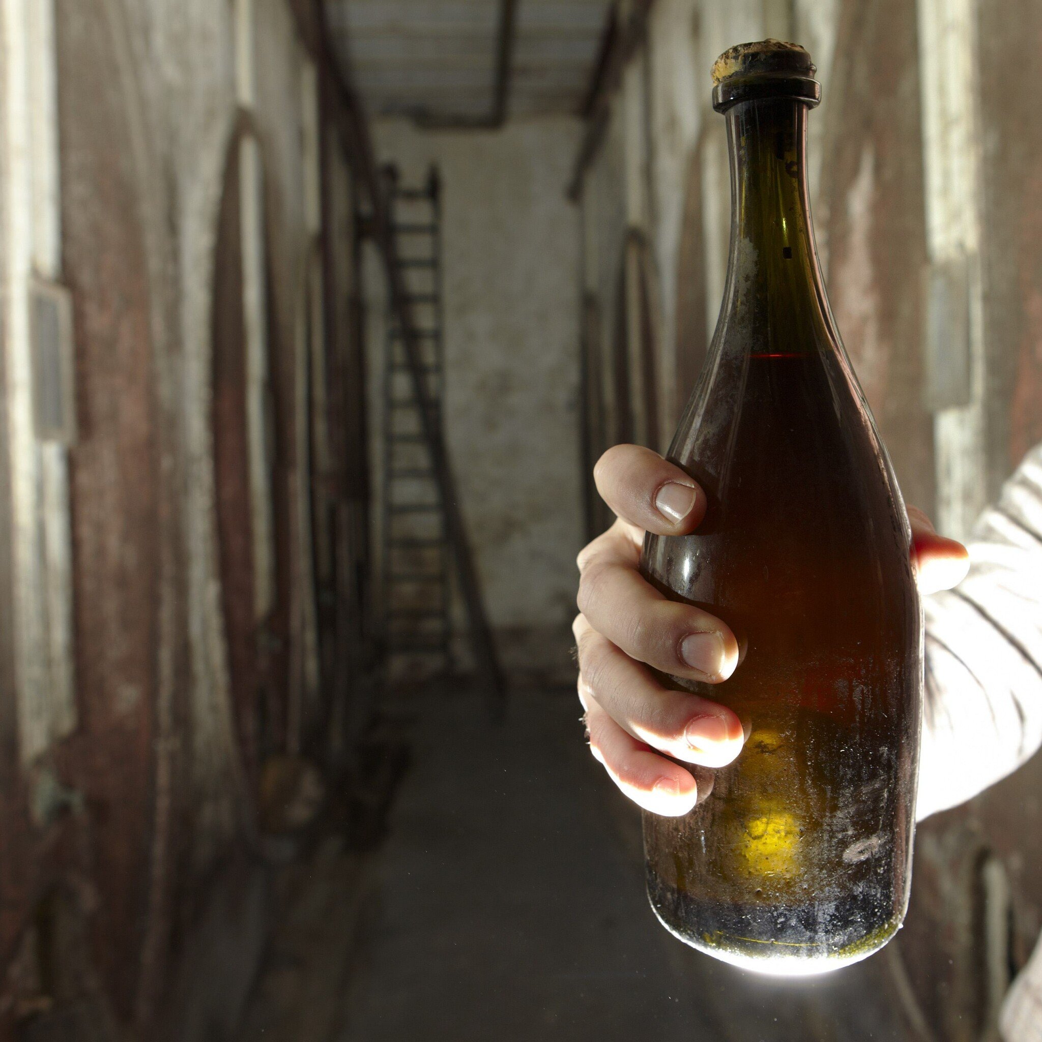Sticla ASTA de vin a fost vanduta cu 38.300 euro! Vezi de ce costa atat de mult: