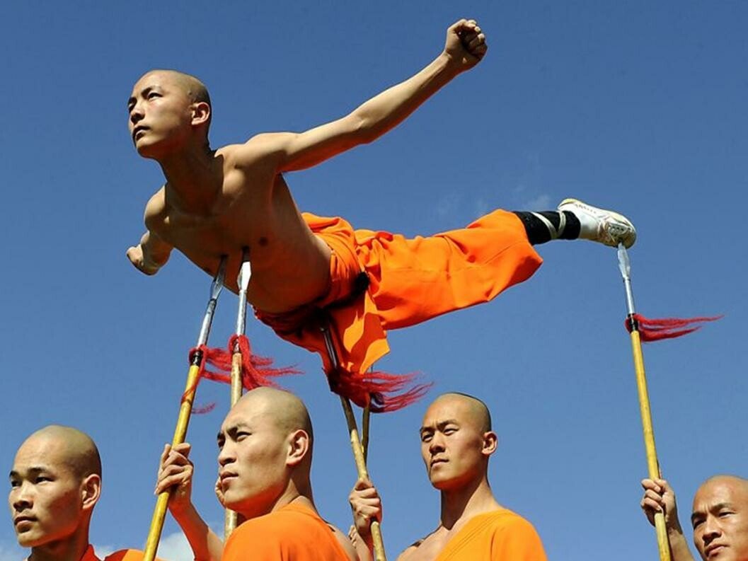 Reclama cu shaolinul pentru apa plata luata la PURICAT de Bobita si Giani din "Las Fierbinti" VIDEO