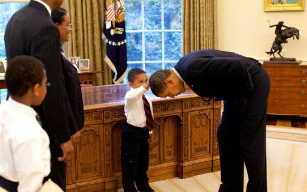 Obama, aplecat in fata unui PUSTI de 5 ani. Citeste AICI povestea imaginii care a facut inconjurul lumii