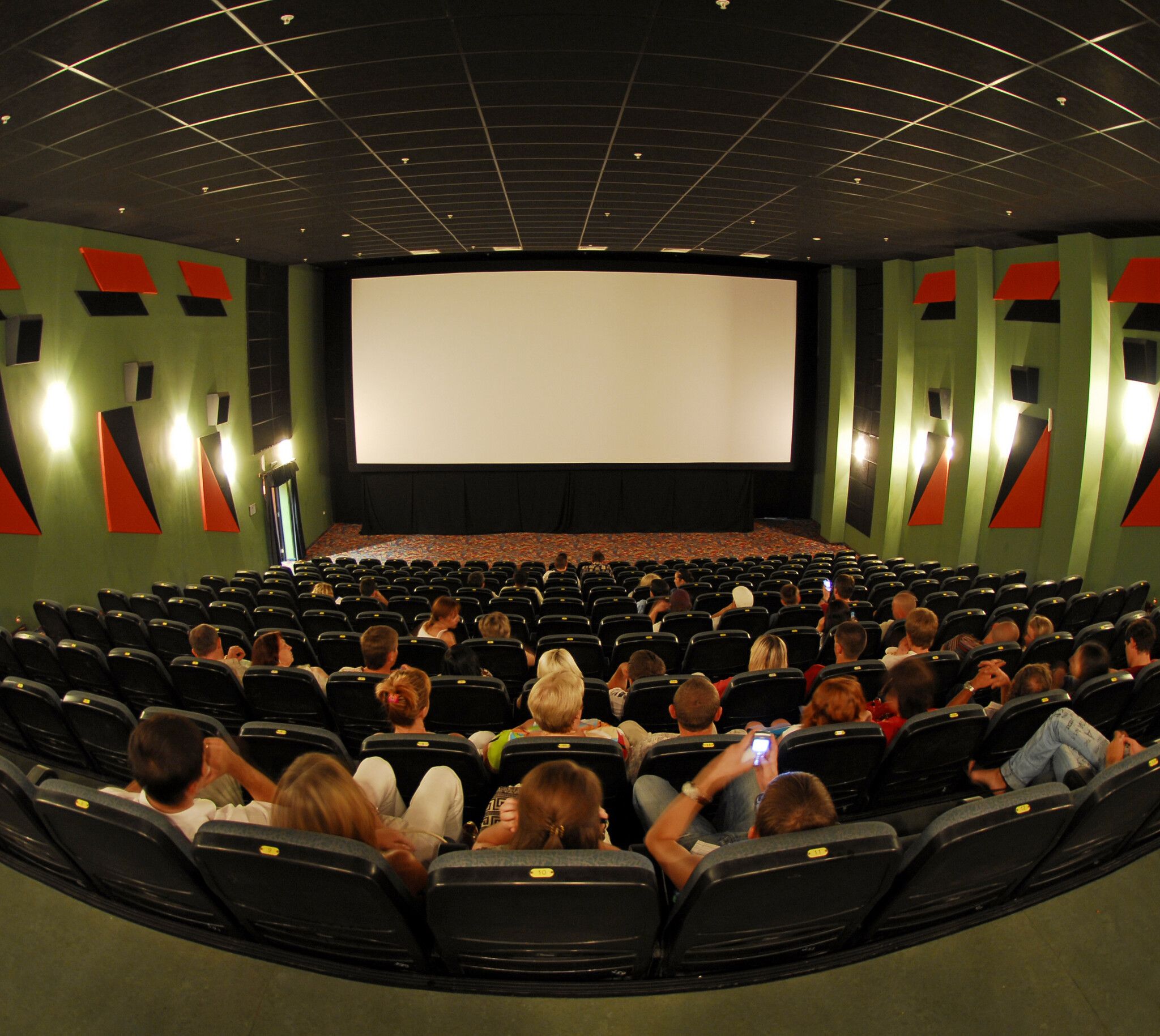 Vezi care este noul lider mondial in topul proprietarilor de sali de cinematograf