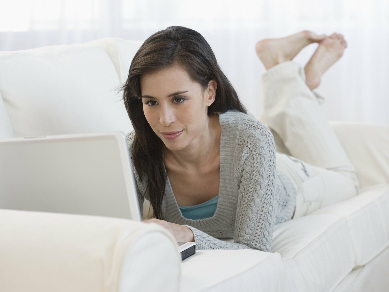 6 trucuri ale FEMEILOR pentru a se face remarcate pe FACEBOOK