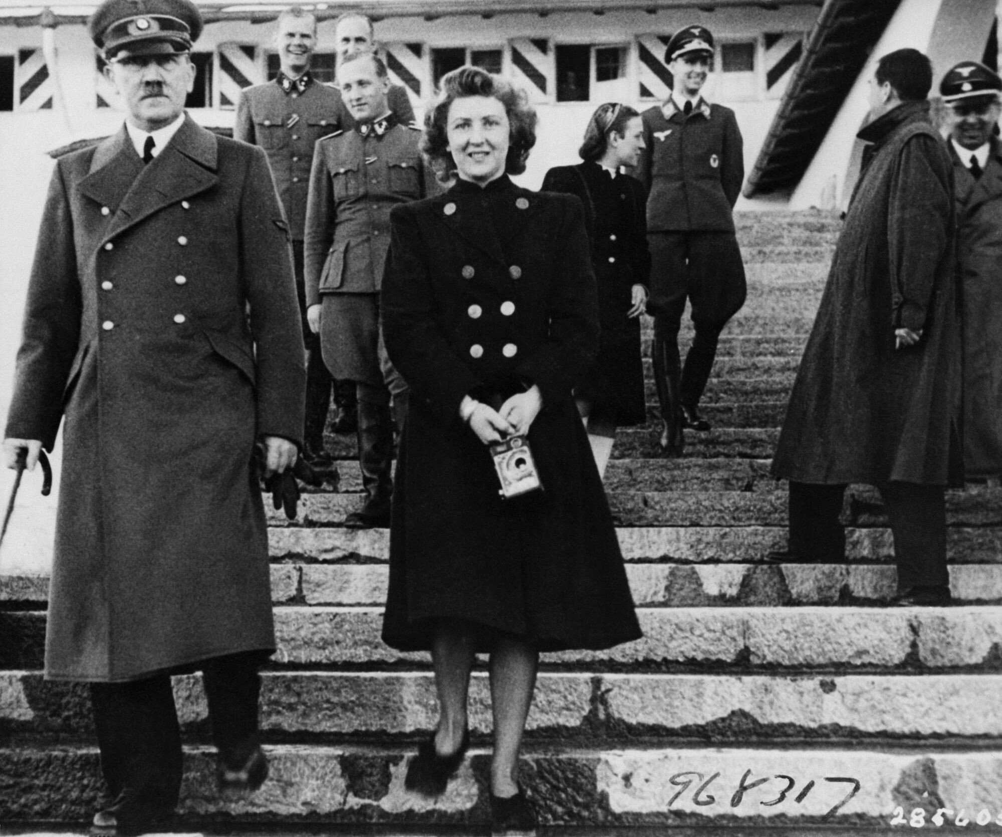 Citeste AICI povestea parintilor nazisti care si-au botezat copiii cu numele lui Hitler: