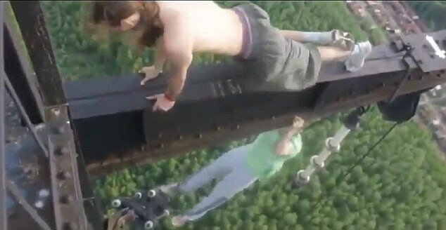 O sa ai ceva emotii cand VEZI CLIPUL asta: abdomene, flotari si tractiuni la o MARE altitudine! VIDEO