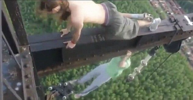 O sa ai ceva emotii cand VEZI CLIPUL asta: abdomene, flotari si tractiuni la o MARE altitudine! VIDEO
