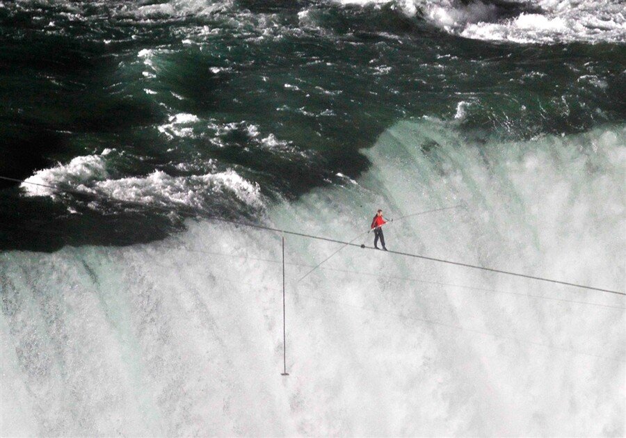 The walk of death: Nik Wallenda a TRAVERSAT CASCADA NIAGARA in DOAR 25 de minute! VIDEO