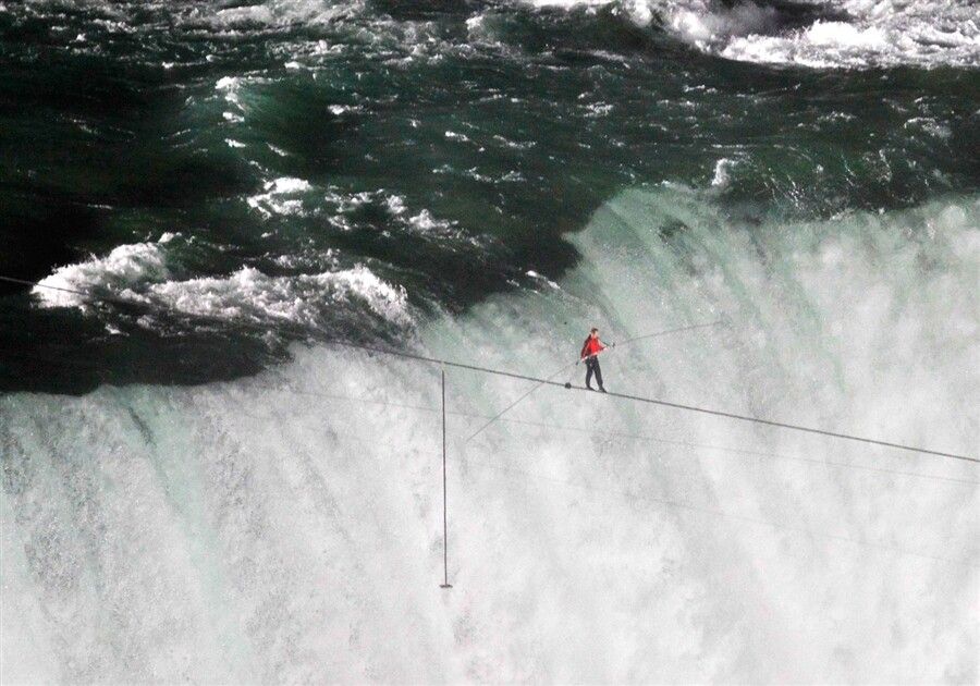 The walk of death: Nik Wallenda a TRAVERSAT CASCADA NIAGARA in DOAR 25 de minute! VIDEO