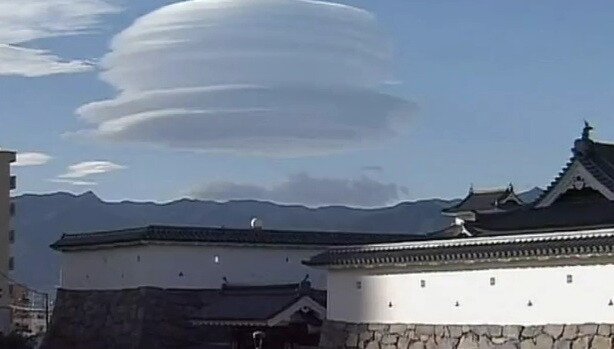 Un nor in forma de PALARIE a aparut deasupra Muntelui Fuji din Japonia! VIDEO