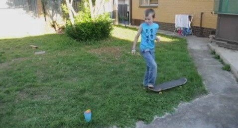 GENIAL! Vezi ce poate face un PUSTI de 9 ani cu mingea de ping-pong! VIDEO