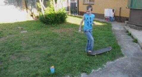 GENIAL! Vezi ce poate face un PUSTI de 9 ani cu mingea de ping-pong! VIDEO