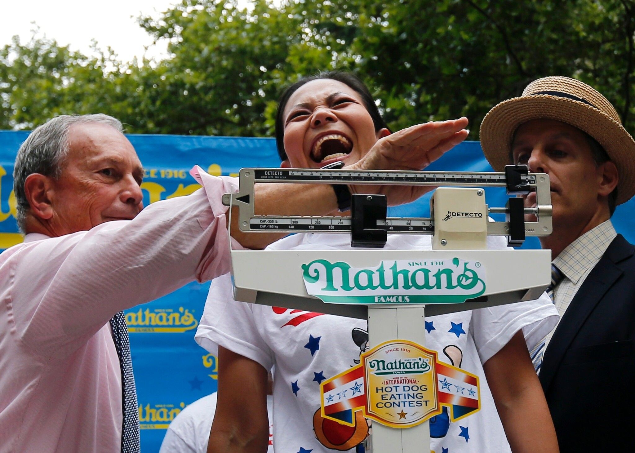 EA este castigatoarea concursului de mancat hotdogi de la New York. Ce record mondial a stabilit: