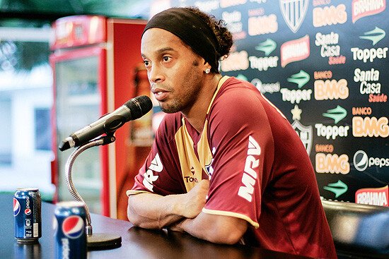 DETALIUL care a CONTAT ENORM: De ce a pierdut Ronaldinho contractul cu Coca Cola! FOTO