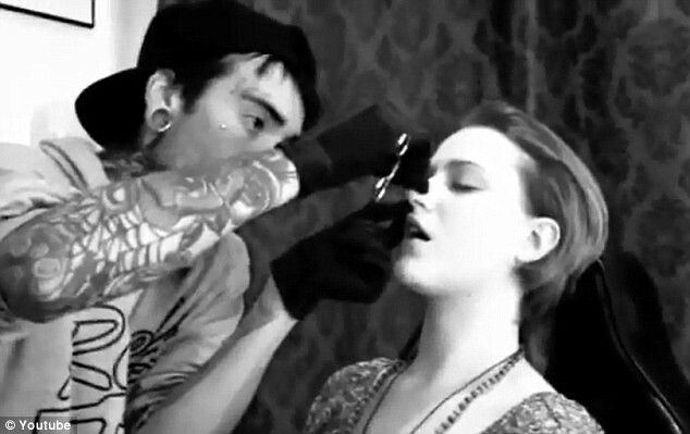 Fosta iubita a lui Marilyn Manson, bisexuala Evan Rachel Wood, filmata cand si-a facut piercing in nas! VIDEO