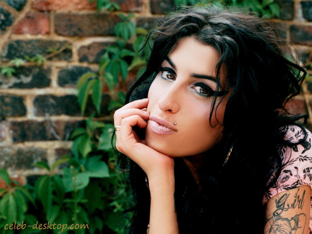 A trecut un AN :( Albumele lui Amy Winehouse s-au vandut in 1,7 milioane de copii! VIDEO cele mai TARI HITURI
