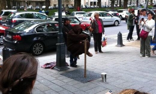 EL este ROMANUL care face SENZATIE in GERMANIA: LEVITEAZA si castiga 300 de euro pe zi! FOTO