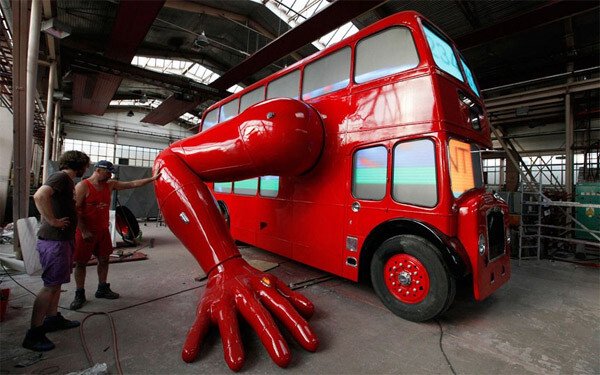 AUTOBUZUL londonez care face FLOTARI :) FOTO plus GIF