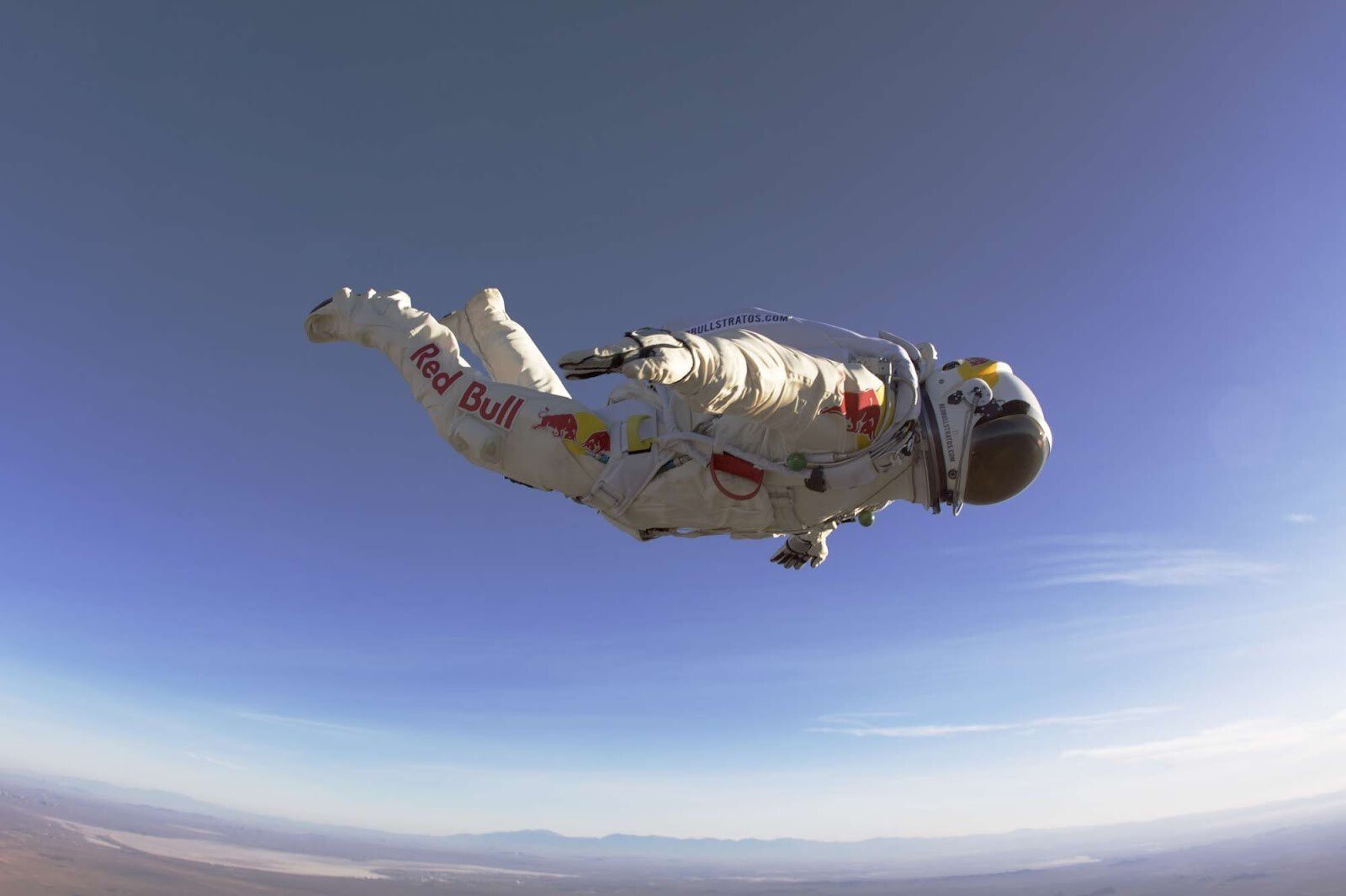 NEBUNIE CURATA: A cazut cu 800 km/h, de la o altitudine de 29.000m! VIDEO