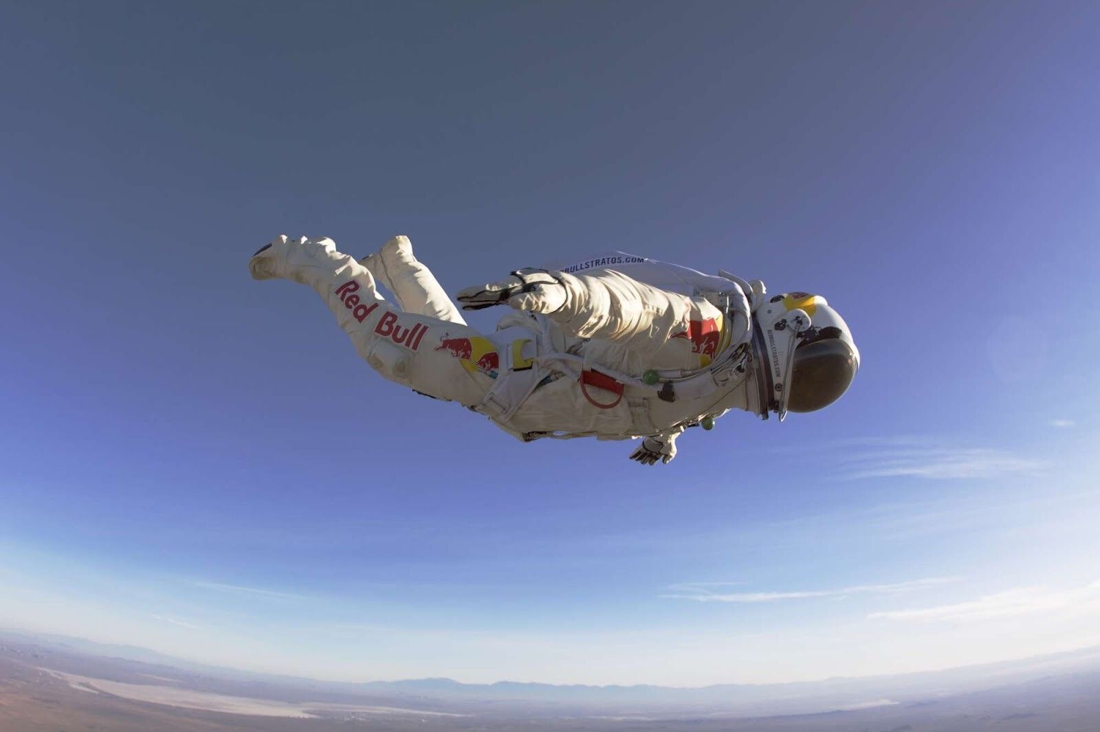 NEBUNIE CURATA: A cazut cu 800 km/h, de la o altitudine de 29.000m! VIDEO