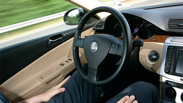 ACEASTA este masina care se conduce SINGURA la 130 km/h
