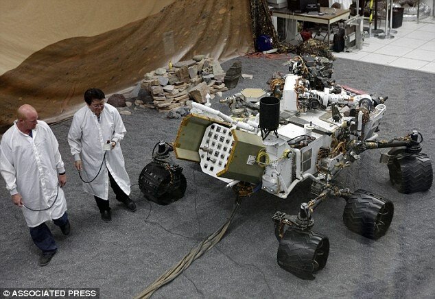 BESTIAL CLIP: Robotul american Curiosity a aterizat pe planeta Marte! VIDEO