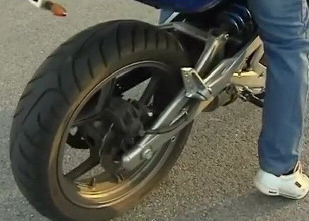 Cum se putea termina PROST o incercare de a face o nebunie pe MOTOR! VIDEO