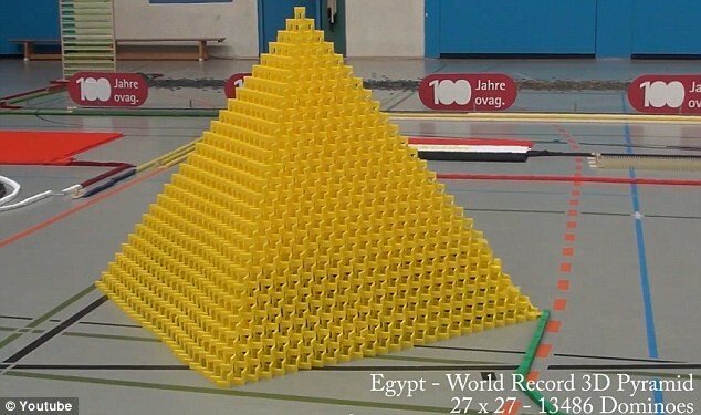 RECORD MONDIAL: 127.000 de piese de DOMINO, demolate in 7 minute! VIDEO