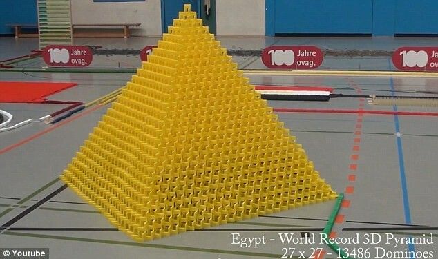 RECORD MONDIAL: 127.000 de piese de DOMINO, demolate in 7 minute! VIDEO