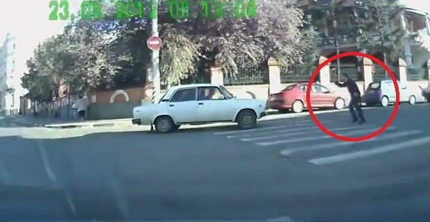 Uneori pietonii sunt mai amuzanti decat soferii din RUSIA :) Vezi cum a rectionat TANARUL din CLIP