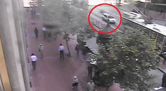 Statea linistit la semafor cand a avut parte de o surpriza! Vezi ce s-a intamplat cu aceasta MASINA! VIDEO