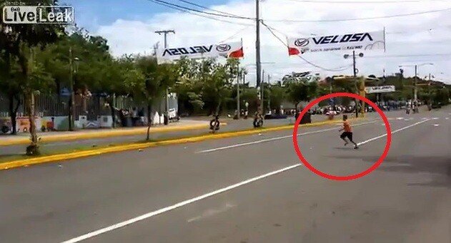 Pustiul asta a traversat strada in timpul unei curse de MOTOCICLETE! VIDEO