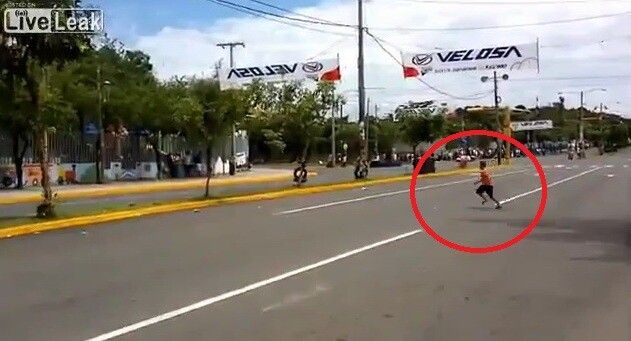 Pustiul asta a traversat strada in timpul unei curse de MOTOCICLETE! VIDEO