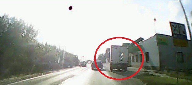 Nu o sa iti vina sa crezi pe unde depaseste soferul asta GRABIT! VIDEO