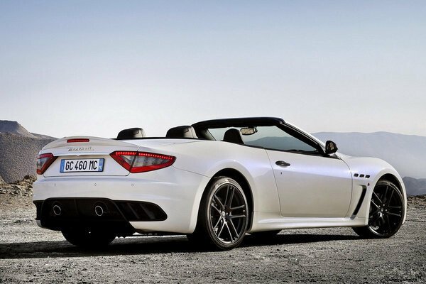 Salonul Auto de la Paris 2012: Maserati GranCabrio MC Stradale