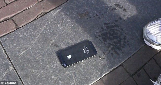 Ce faci daca vezi un iPhone 5 pe asfalt? Vezi ce au facut oamenii din acest clip: VIDEO