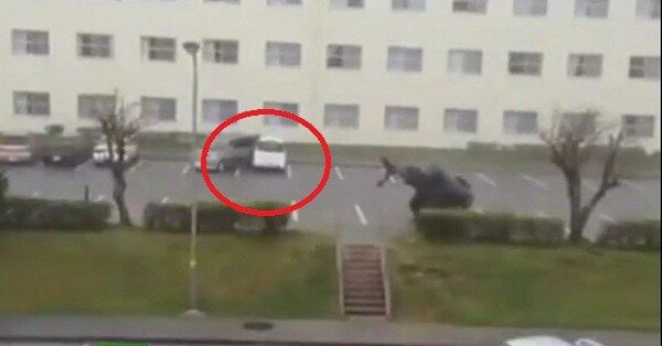 LUAT PE SUS: Ce poate sa faca taifunul cu un Minivan! Imaginile sunt increbile! VIDEO