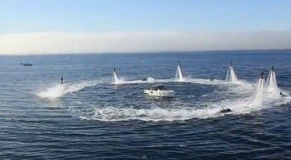 Ce se intampla atunci cand combini un skateboard, un jetpack si un jetschi: IMAGINI "SF" in mijlocul Oceanului