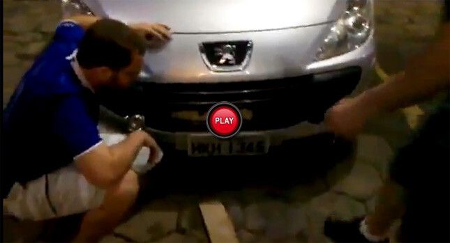 Au salvat CAINELE dintr-un Peugeot! A fost lovit de masina? VIDEO