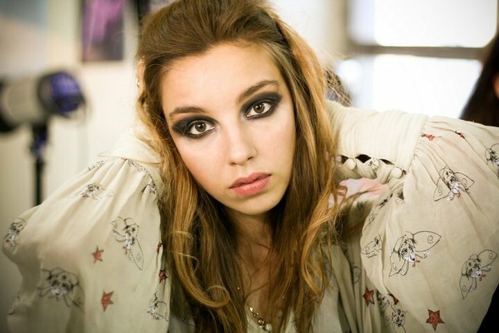 Cum s-a apucat de teatru, de ce este indragostita de Bucuresti si de ce alege barbatii cu defecte noi noute :) INTERVIU cu Ilinca Manolache
