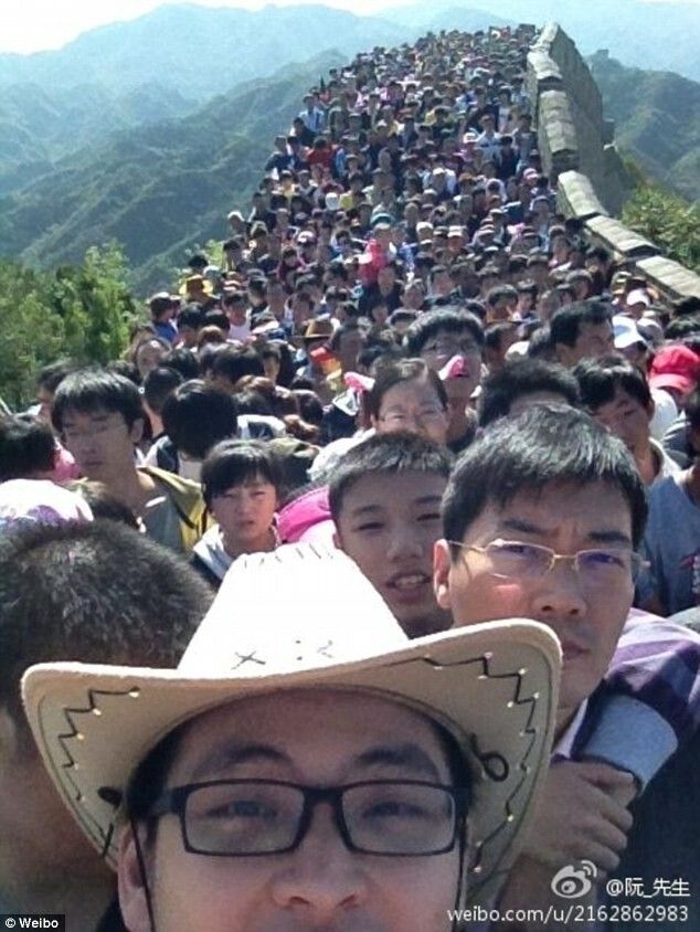 IMAGINE SENZATIONALE: Sute de mii de oameni au luat cu asalt Marele Zid Chinezesc