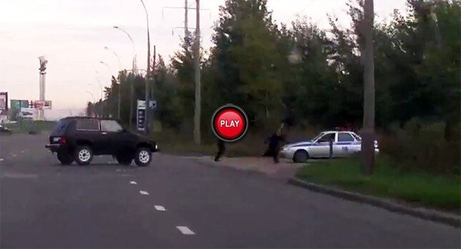 Nu iti dorim sa te intalnesti cu unul ca asta pe sosea. Reactia INCREDIBILA a acestui sofer atunci cand este tras pe dreapta la un control RADAR