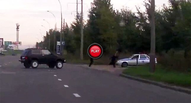 Nu iti dorim sa te intalnesti cu unul ca asta pe sosea. Reactia INCREDIBILA a acestui sofer atunci cand este tras pe dreapta la un control RADAR