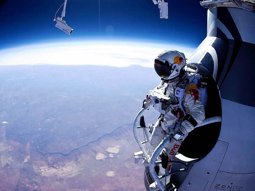 Record de vizualizari pe YouTube: Cati oameni s-au uitat la saltul din stratosfera al lui Felix Baumgartner: