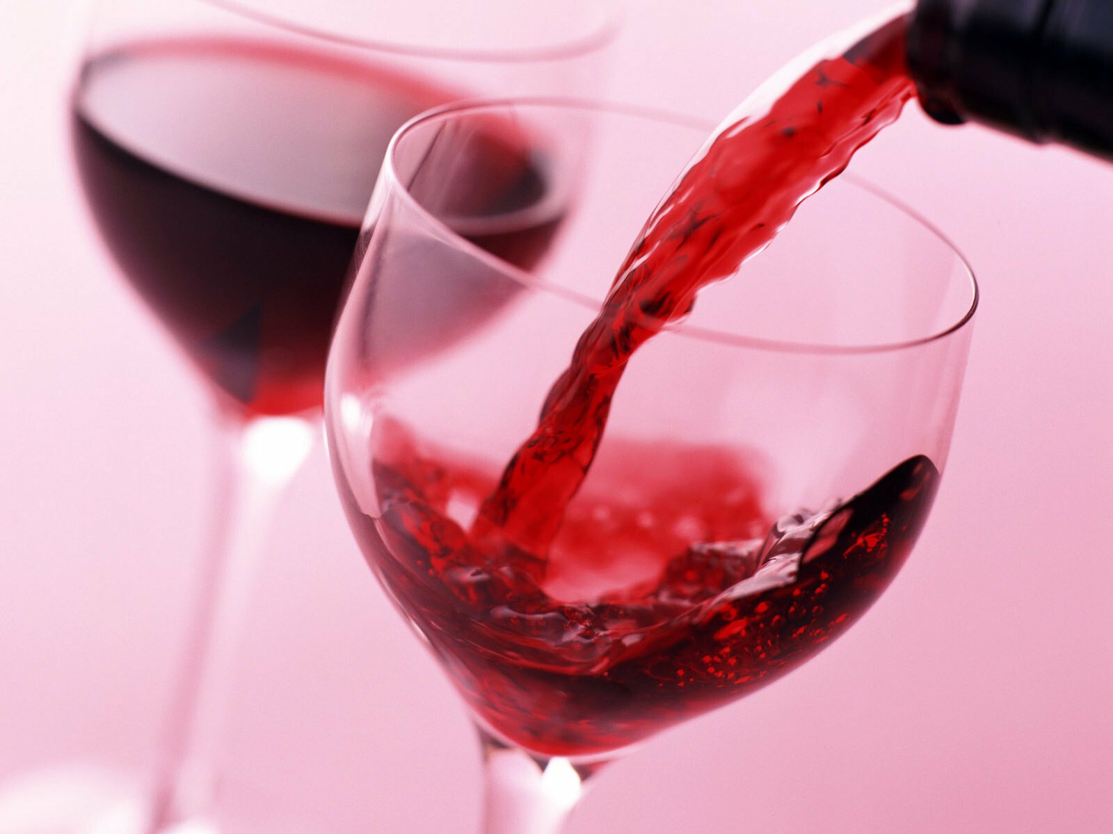 Motivele pentru care este FOARTE BINE sa bei VIN ROSU: Care sunt beneficiile!