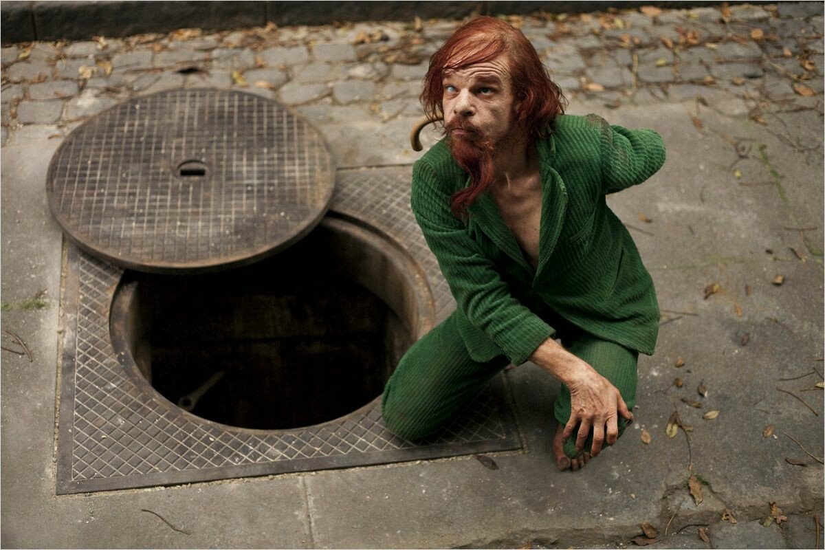 Esti azi in Bucuresti? Nu rata cel mai NEBUN film al anului: Holy Motors! VIDEO