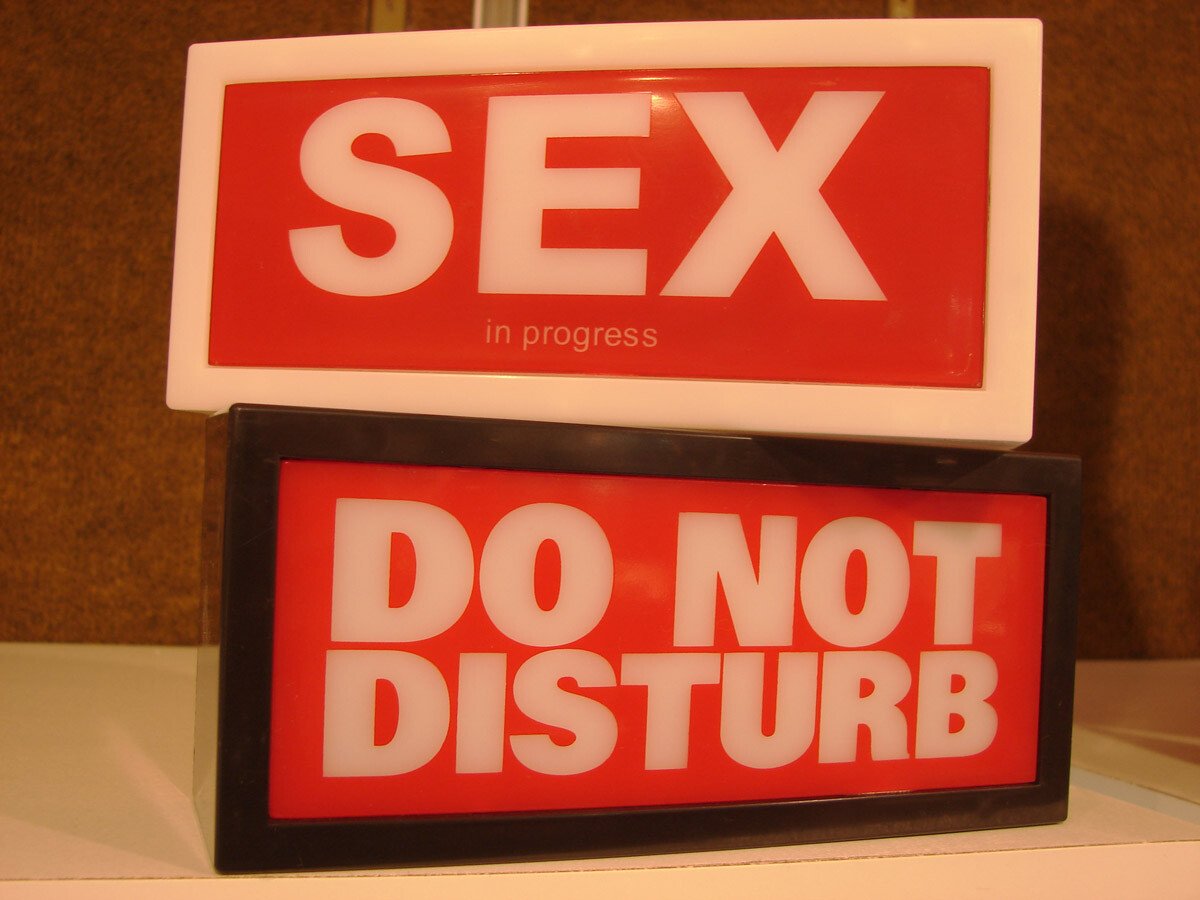 Barbatii primesc bani pentru a dezvirgina tinerele: 10 legi CIUDATE legate de sex!