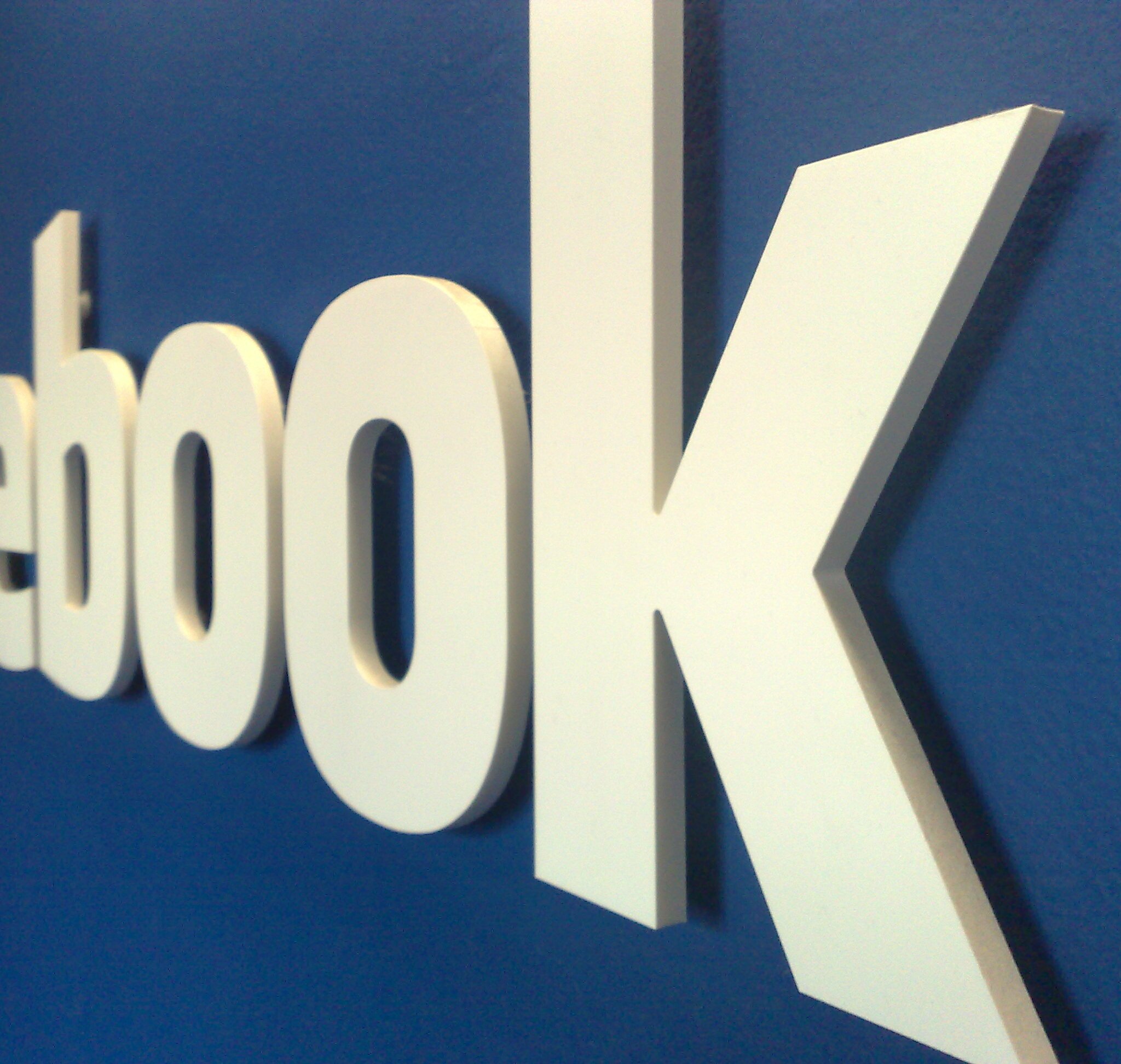 Esti prieten cu seful tau pe Facebook? Ai grija la ce riscuri te expui: